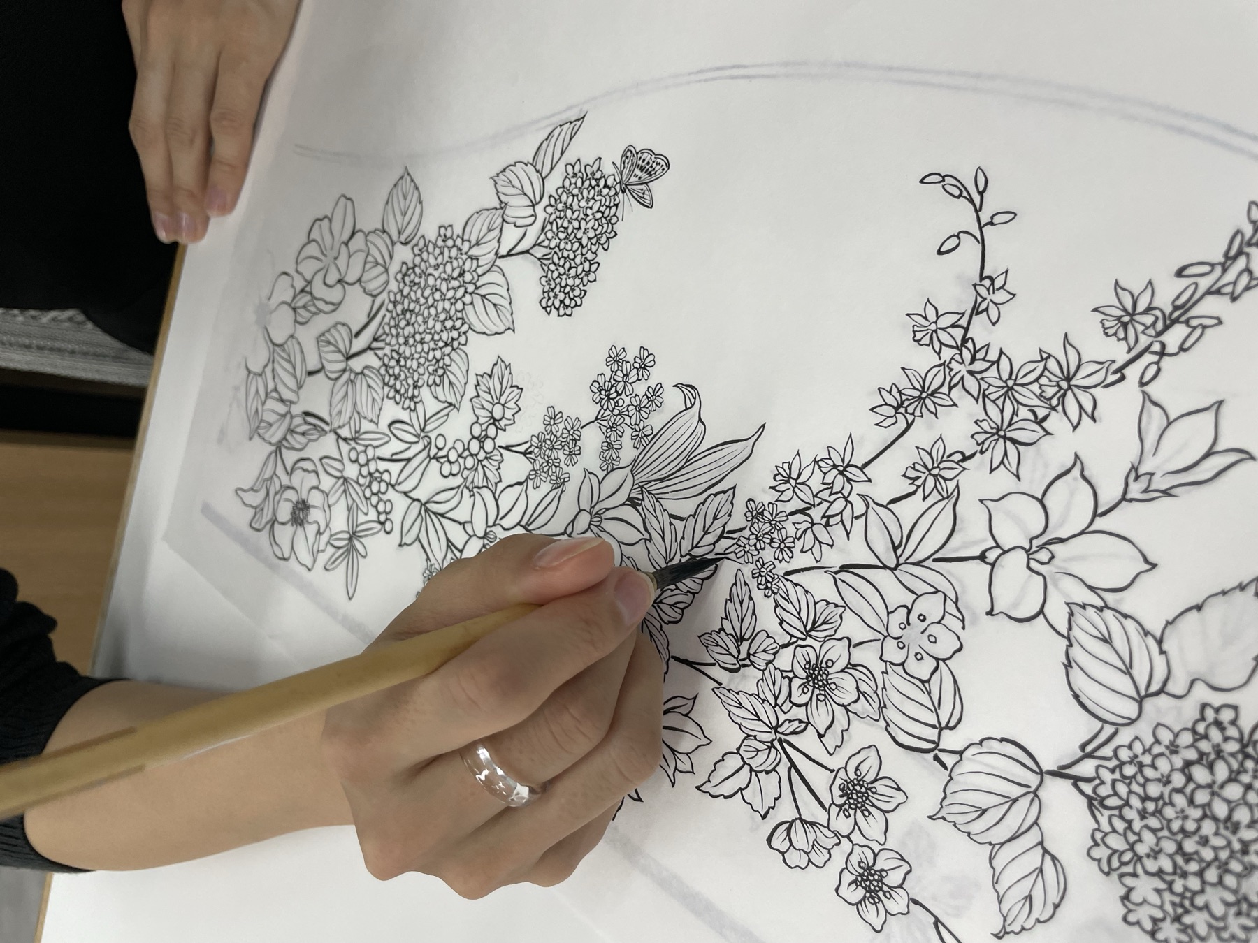 ALISAの意匠の下絵を手描きする工程