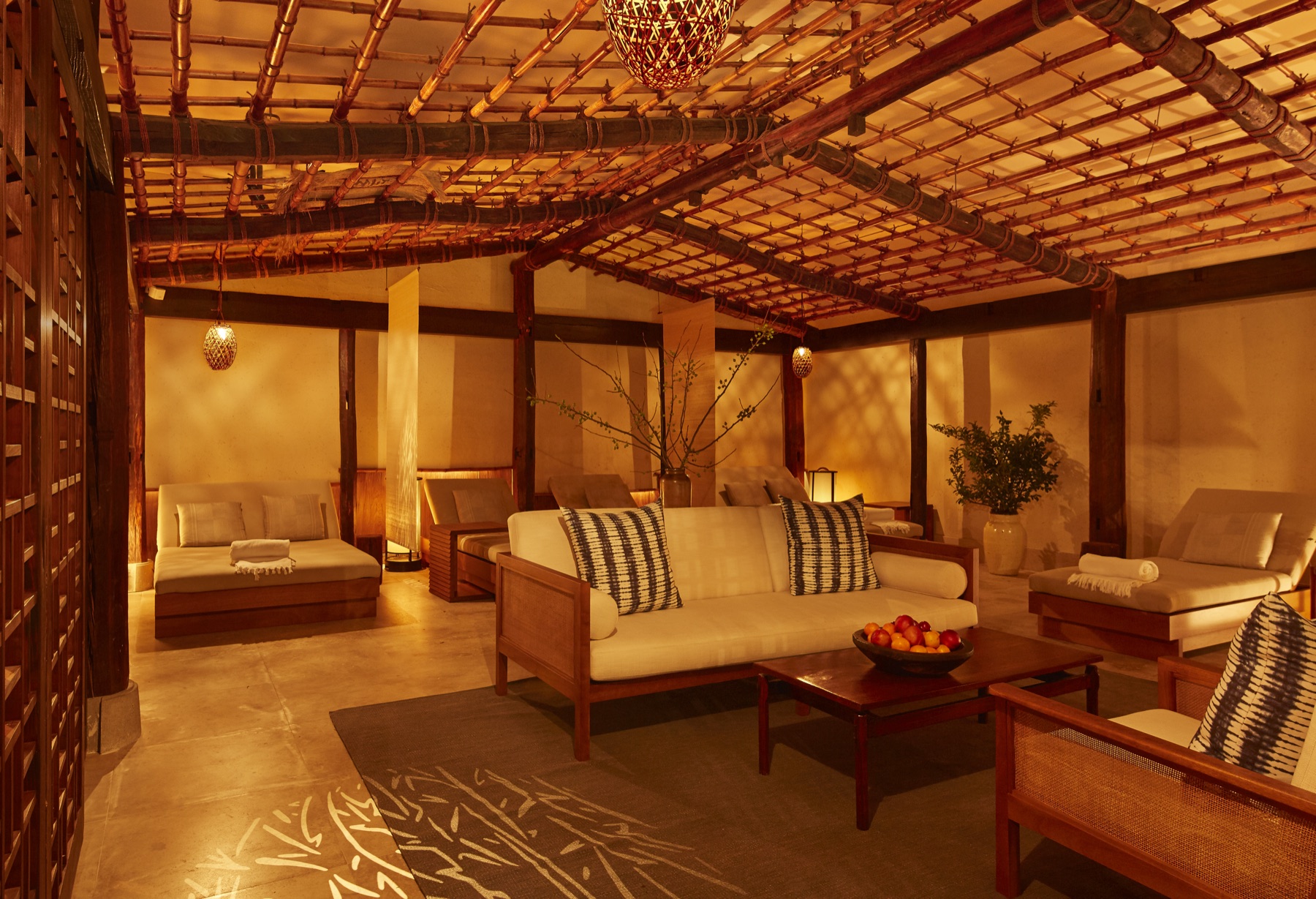 木と竹、やわらかな灯りに包まれたShibui Spaのラウンジ